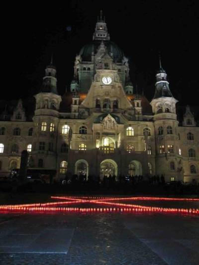 Schülerinnen und Schüler der Humboldtschule illuminieren das Neue Rathaus mit einem Davidstern aus 1001 Kerzen.