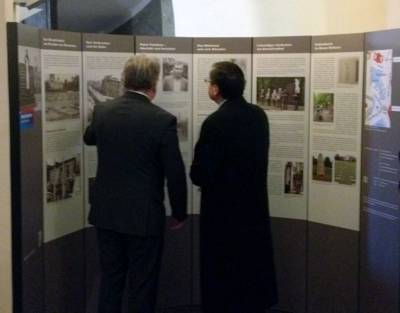 Eine Ausstellung informiert über die Geschichte des Ehrenfriedhof Maschsee-Nordufer.