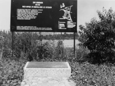 Gedenkplatte und Hinweistafel zur Erinnerung an das KZ Stöcken