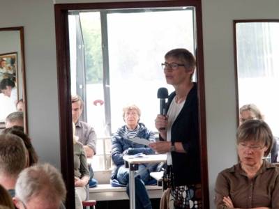 Dr. Stefanie Krebs, Büro Tonspur Stadtlandschaft, bei der Präsentation des Audiospaziergangs "Maschsee Geschichte weiterdenken" auf einer Bootsfahrt über den Maschsee am 21. Mai 2016.