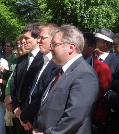 Bürgermeister Thomas Hermann, 1. Bevollmächtigter der IG Metall Dirk Schulze und der russische Vize-Generalkonsul Pavel Reshetnikov sprachen Grußworte.