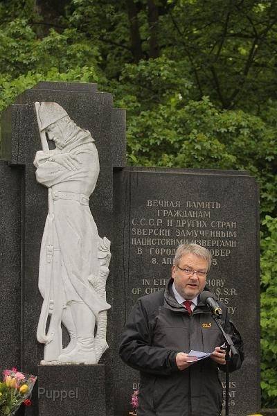 Bürgermeister Thomas Hermann bei seiner Ansprache zum "Tag der Befreiung" auf dem Ehrenfriedhof