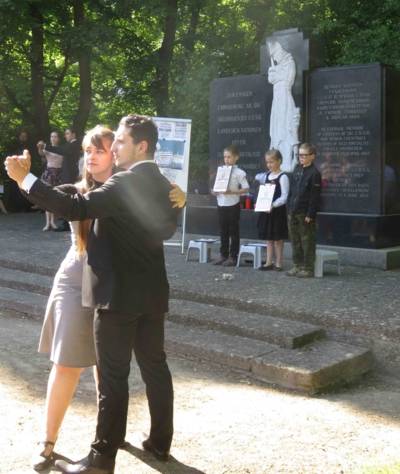 Aufführung von Jugendlichen der Gemeindeschule Mariä Verkündigung am Ehrenfriedhof Maschsee-Nordufer