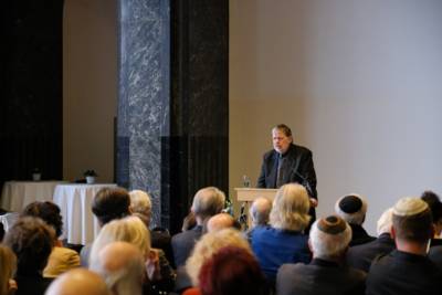 Der Historiker Dr. Peter Schulze berichtet über die Recherche und die Zusammenstellung der Namen der Ermordeten auf dem Holocaust-Mahnmal am Opernplatz.
