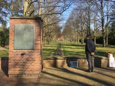 Stilles Gedenken am Mahnmal für die Opfer der hannoverschen KZ-Außenlager auf dem Stadtfriedhof Seelhorst für die am 6. April 1945 im KZ Mühlenberg Ermordeten