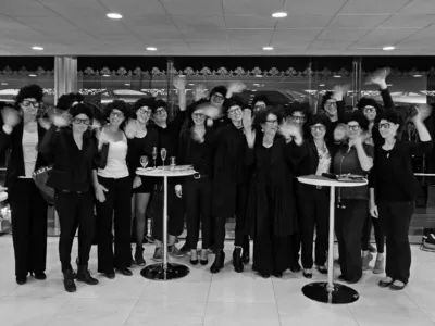 Teamfoto der KunstFestSpiele Herrenhausen in f&uuml;r Elisabeth Schweeger typischen Outfits