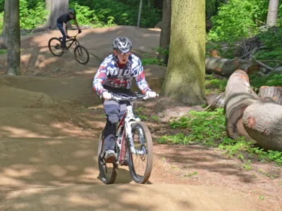 Mountainbiker auf dem neuen Parcours in Aktion