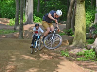 Mountainbiker auf dem neuen Parcours in Aktion