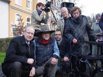 Oberb&uuml;rgermeister Stefan Schostok, Gunter Demnig, Dr. Reinhard Spieler und Inge Deppe
