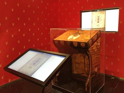 Im Hannover-Haus kann digital durch das Goldene Buch geblättert werden