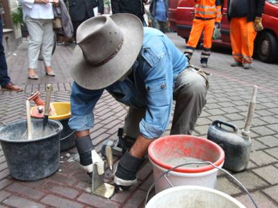 Der Künstler Gunter Demnig lässt die Stolpersteine in Kooperation mit dem Fachbereich Tiefbau der LHH in den Fußweg ein.