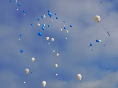 Fliegende Luftballons in blau und wei&szlig;. 
