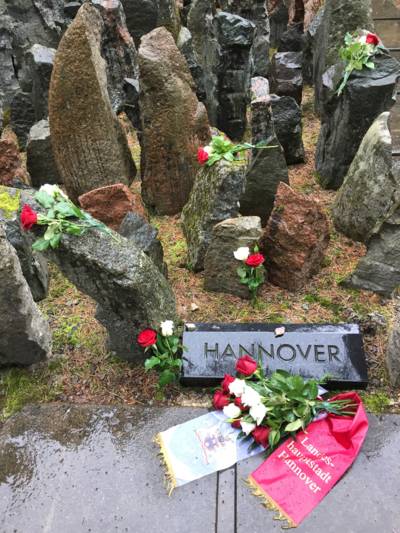 An der Gräber- und Gedenkstätte Riga-Bikernieki wurde ein Kranz niedergelegt