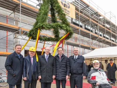 Beim Richtfest der neuen Feuer- und Rettungswache 3: Bernd R&ouml;del (Bezirksb&uuml;rgermeister Kirchrode-Bemerode-W&uuml;lferode), G&uuml;nter Papenburg, Stefan Schostok, Dr. Jochen K&ouml;ckler (Vorsitzender des Vorstandes der Deutschen Messe AG), Claus Lange (Direktor der Feuerwehr Hannover) und Klaus Dickneite (Bezirksb&uuml;rgermeister Misburg-Andertern)