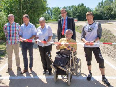 Sechs Personen durchtrennen ein Band zur Eröffnung der BMX-Bahn in Misburg
