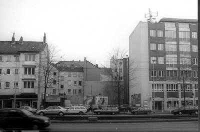 Baulücke an der Vahrenwalder Straße, von einem Gebrauchtwagenhandel genutzt.