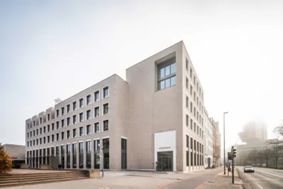 Neubau am Firedrichswall, an der Stra&szlig;enecke zum Theodor-Lessing-Platz