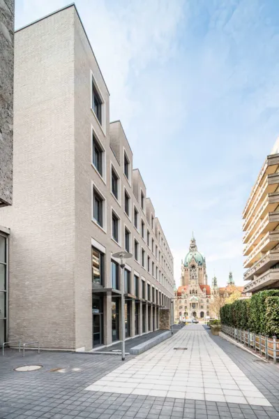 Neubau am Theodor-Lessing-Platz, im Hintergrund das Neue Rathaus