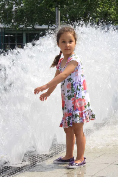 Spielendes M&auml;dchen am Brunnen des Bahnhofsvorplatzes