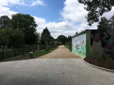 Durch eine Kleingartenanlage f&uuml;hrender Fu&szlig;weg