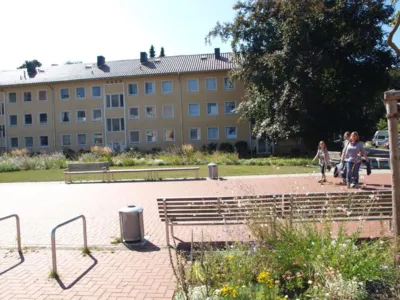 Stadtplatz, dahinter Gr&uuml;nfl&auml;che und Wohnh&auml;user