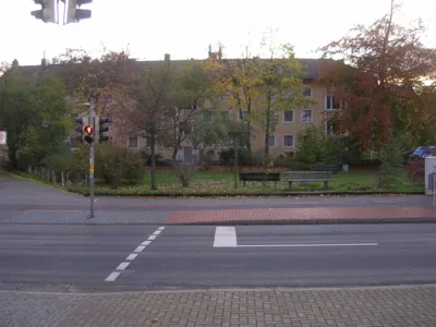 Stra&szlig;enansicht, dahinter Gr&uuml;nfl&auml;che und Wohnh&auml;user