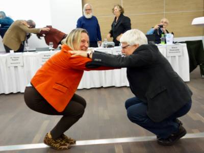 Sportbundpräsidentin Rita Girschikowski und Jens-Peter Kruse vom Seniorenbeirat machen Bewegungsübungen vor