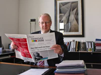 Oberbürgermeister Stefan Schostok liest die neue Ausgabe der Projektzeitung "Mein Hannover 2030"
