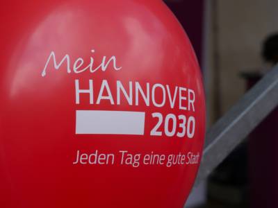 Roter Luftballon mit der Aufschrift: Mein Hannover 2030 – Jeden Tag eine gute Stadt