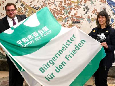 OB Frank Meyer und Ingrid Vogel vom Krefelder Friedensbündnis.