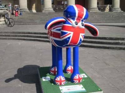 Shaun, das Schaf, als Plastikfigur bemalt mit den Farben der Britischen Fahne in der Innenstadt von Bristol