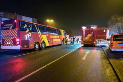 Zum Aufenthalt der 39 Mieter während der Löscharbeiten bei den aktuellen Minustemperaturen wurde ein Bus der Feuerwehr Hannover bereitgestellt.