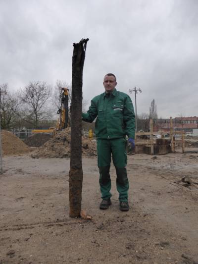 Vamid Olenberg, Mitarbeiter einer beauftragten Kampfmittelbergungsfirma, zeigt den im Erdreich gefundenen Metallkörper.