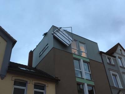 In der Rehbockstraße in der Nordstadt drohte eine Solarthermieanlage vom Dach eines Mehrfamilienhauses abzustürzen und musste von den Höhenrettern der Feuerwehr gesichert und zu Boden gebracht werden.