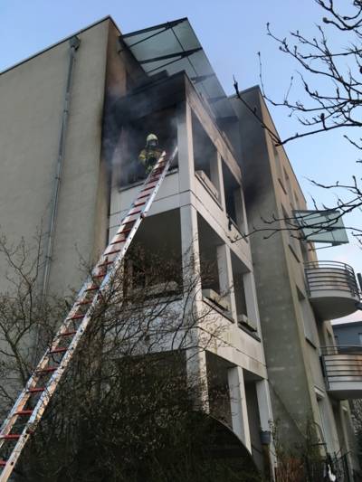 Vier Atemschutztrupps löschten den Brand in Bemerode und verhinderten die Brandausbreitung in das darüber liegende Geschoss.