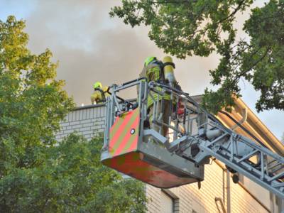 Um 19:53 Uhr rief ein Bewohner eines Mehrfamilienhauses in der Güntherstraße die Feuerwehr, da er einen Brand auf der Dachterrasse seiner Wohnung bemerkt hatte.