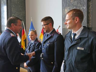 Neben dem stellvertretenden Leiter der Feuerwehr Dieter Rohrberg übergab auch Stadtbrandmeister Michael Wilke Bundeswehr-Coins an die Einsatzkräfte.