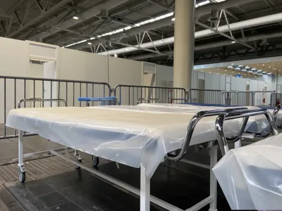 Ausstattungsmaterial f&uuml;r die Impfz&uuml;ge steht in der Halle 25 bereit.