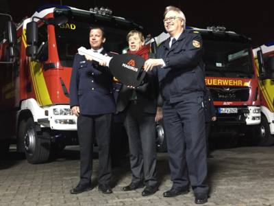 Stadtbrandmeister Wilke bekommt einen symbolischen Schlüssel bei der offiziellen Fahrzeugübergabe von Feuerwehrdezernent Härke und Fachbereichsleiter Lange übergeben (v.l.).