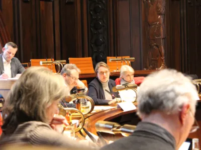 Eine Frau sitzt im Hodlersaal an einem Pult im Hodlersaal des Neuen Rathauses.