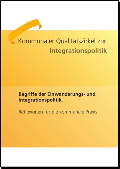 Screenshot der Titelseite der Handreichung, auf der oben der Name des Herausgebers steht: "Kommunaler Qualitätszirkel zur Integrationspolitik" . Unten steht der Titel: "Einwanderungs- und Integrationspolitik. Reflexionen für die kommunale Praxis".