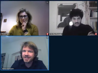 Drei Personen - eine Frau und zwei M&auml;nner - sind als Kacheln in einem Online-Konferenzsystem dargestellt.