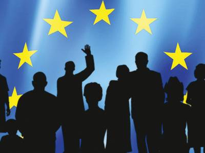 Dunkle Silhouetten zeigen die Umrisse von neun Personen. Im Hintergrund sind in einem halbkreisförmigen Bogen Sterne zu erkennen - ähnlich wie bei der EU-Flagge.
