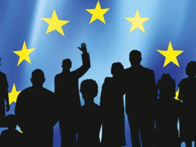 Dunkle Silhouetten zeigen die Umrisse von neun Personen. Im Hintergrund sind in einem halbkreisf&ouml;rmigen Bogen Sterne zu erkennen - &auml;hnlich wie bei der EU-Flagge.