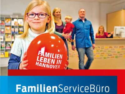 Titelbild des Faltblatts "Informationen rund ums Familienleben" des FamilienServiceBüros, auf dem eine Familie im FamilienServiceBüro zu sehen ist.