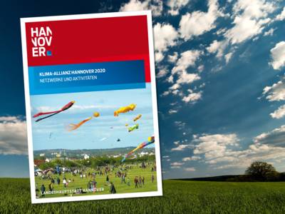 Die Broschüre der Klima-Allianz Hannover 2020 vor blauem Himmel