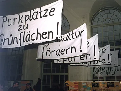 Transparente mit verschiedenen politischen Forderungen sind im Rathaus aufgeh&auml;ngt