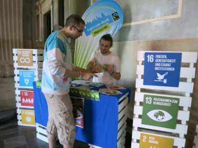 Zwei Personen am Infostand zu fairem Handel im Neuen Rathaus
