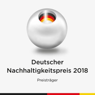 Logo des Deutschen Nachhaltigkeitspreises - eine Kugel, in deren Zentrum die Farbigkeit der deutschen Fahne (schwarz, rot, gold) zu sehen ist, darunter das Wort "Preisträger"
