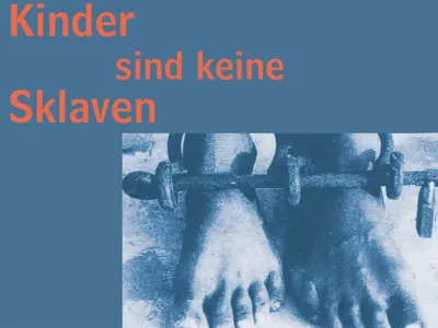 Das Cover der Broschüre "Kinder sind keine Sklaven" zeigt angekettete Füße
